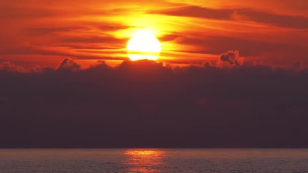 夕阳西下,云雾笼罩大海. 海洋中的橙色路径落日. — 图库视频影像