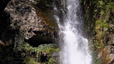 Sonbaharda Makhuntseti Şelalesi. Düşen Su Kayalara Vuruyor. Yavaş Hareket.