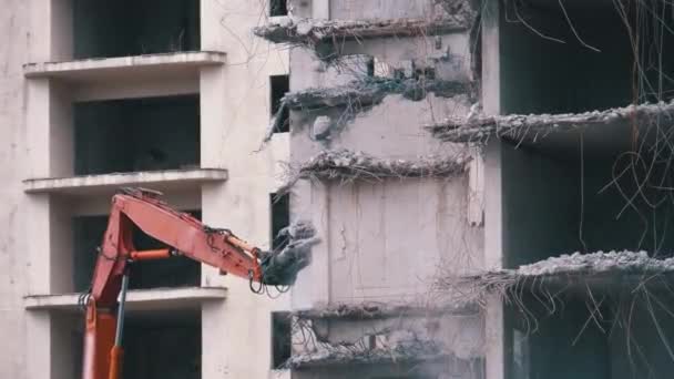 건축 현장에서 불도저의 기계팔을 사용하여 오래 된 콘크리트 집을 파괴하는 모습 — 비디오