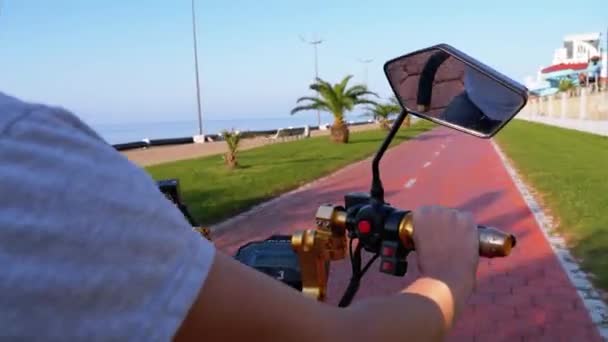 Nő lovagol egy elektromos robogó egy Red Bike Path a Palm Fák a Resort Town — Stock videók