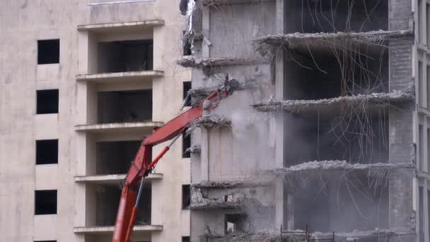 Het vernietigen van oude betonnen huis met behulp van mechanische arm van Bulldozer op bouwplaats — Stockvideo