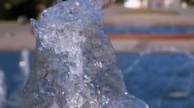 Fountain in Slow Motion 180 fps 'de. Yakın plan. Su Jeti Sıçrıyor.