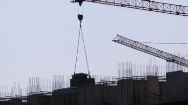 İnşaat Alanı 'ndaki Turna Kulesi Yüksek Binada Yükleme Yapıyor.