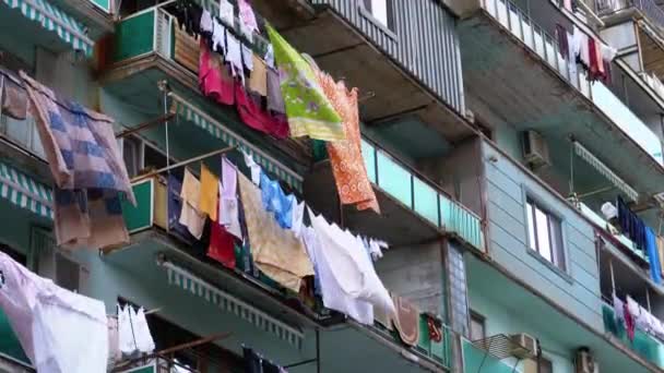 Vestiti appesi e asciugati a una corda su un edificio a più piani in un quartiere povero della città — Video Stock