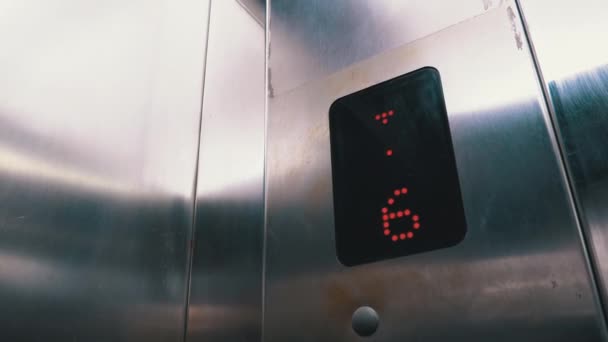 Digitale display in de lift met pijl naar beneden toont vloeren van de 7e tot 1e verdieping — Stockvideo