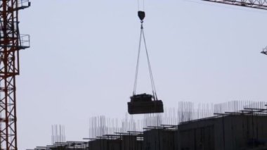 İnşaat Alanı 'ndaki Turna Kulesi Yüksek Binada Yükleme Yapıyor.