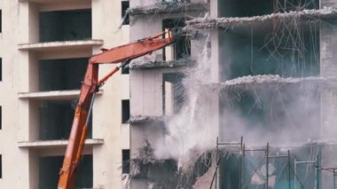 İnşaat alanındaki Buldozer Mekanik Kolu ile Eski Beton Evi 'ni Yok Etmek