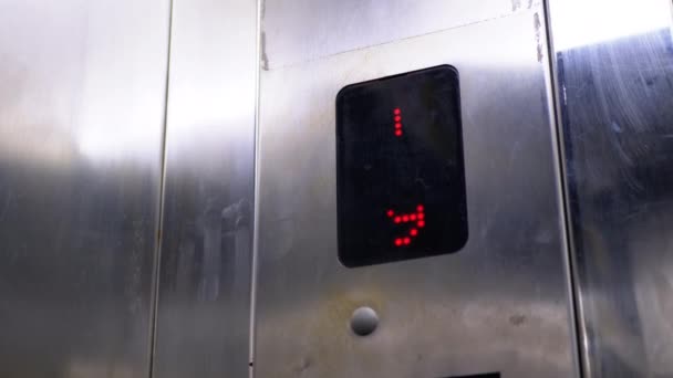 Digitale display in de lift met pijl omhoog toont vloeren van 8e tot 14e — Stockvideo