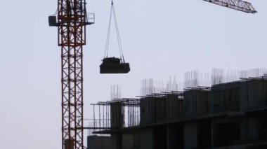 İnşaat Alanı 'ndaki Turna Kulesi Yüksek Binada Yükleme Yapıyor.