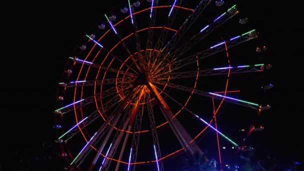 Roda gigante com luzes gira à noite — Vídeo de Stock