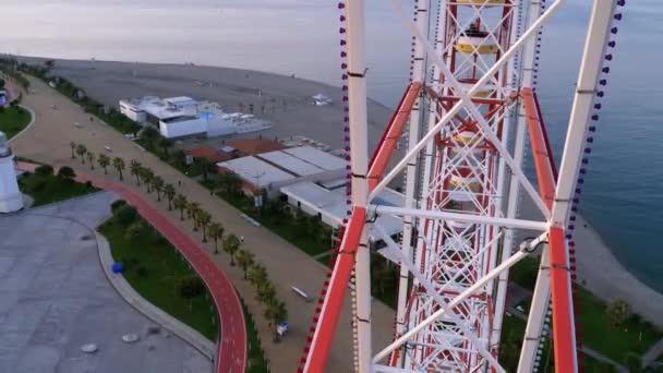 Vista em primeira pessoa do táxi na roda gigante perto do mar. VPO . — Vídeo de Stock