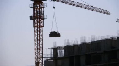 İnşaat Alanı 'ndaki Turna Kulesi Yüksek Binada Yükleme Yapıyor.