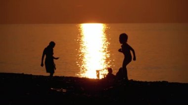 Sunset By the Sea 'de Oyuncak Uçakla Oynayan Mutlu Bir Çocuğun Silueti. Mutlu Aile.
