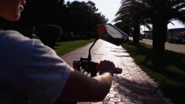 Kırmızı Bisiklet Yolunda Elektrikli Bisiklete Binen Kadın Tatil Köyü 'nde Palmiye Ağaçlarıyla
