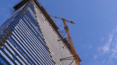 Mavi Gökyüzüne Karşı İnşaat Alanındaki Turna Yeni Gökdelen Yapıyor. Yapı Yapımı.