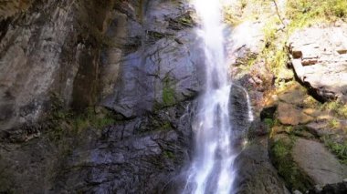 Sonbaharda Makhuntseti Şelalesi. Düşen Su Kayalara Vuruyor. Yavaş Hareket.