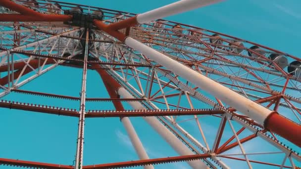 Ferris Wheel Περιστρέφεται κατά του ουρανού κατά τη θερινή ημέρα — Αρχείο Βίντεο