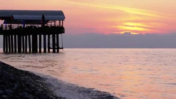 桟橋のシルエットの隣の海の上の夕日のパノラマ. — ストック動画