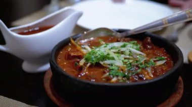 Restorandaki Ketsi 'de Gürcistan Et Yemeği. Chashushuli. Çamurdaki Sıcak Et Tablo Üzerine