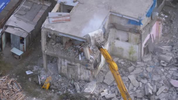 Vernietigen van het oude huis met behulp van emmer graafmachine op bouwplaats. — Stockvideo