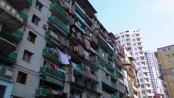Roupas penduradas e secando em uma corda em um prédio de vários andares em um bairro pobre da cidade — Vídeo de Stock