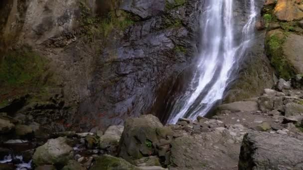 Makhuntseti Cachoeira no Outono. Água a cair a bater nas rochas. Movimento lento . — Vídeo de Stock