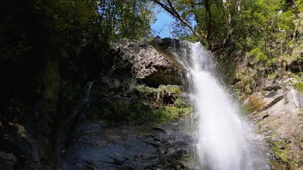 Makhuntseti Vattenfall på hösten. Fallande vatten träffar klipporna. Långsamma rörelser. — Stockvideo