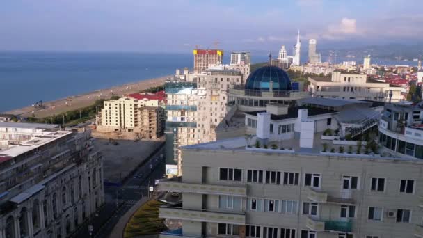 巴统，从一座高耸的多层大楼俯瞰全景。 黑海边的各种建筑物、屋顶、房屋、堤岸. — 图库视频影像