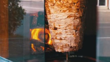 Shawarma, İnsanlarla birlikte kaldırım kenarındaki bir dükkanın camına tükürmeye hazırlanıyor. Fast Food.