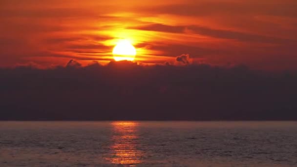 Solnedgång i molnen över havet. Orange Path Sunset i havet. — Stockvideo