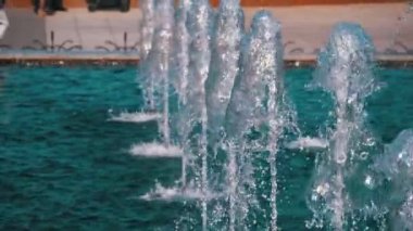 Fountain in Slow Motion 180 fps 'de. Yakın plan. Su Jeti Sıçrıyor.