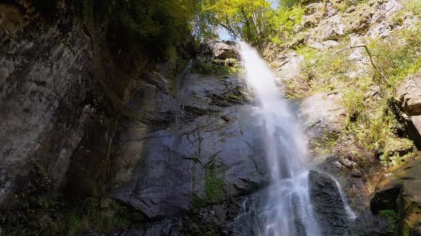 Cascata Makhuntseti in autunno. Acqua cadente che colpisce sulle rocce. Rallentatore . — Video Stock