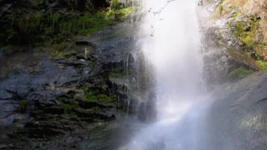 Sonbaharda Makhuntseti Şelalesi. Düşen Su Kayalara Vuruyor. Yavaş Hareket.