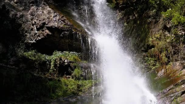 Makhuntseti vízesés ősszel. Zuhanó víz csapódik a sziklákra. Lassú mozgás. — Stock videók