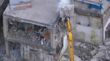 İnşaat alanındaki Buldozer Mekanik Kolu ile Eski Beton Evi 'ni Yok Etmek