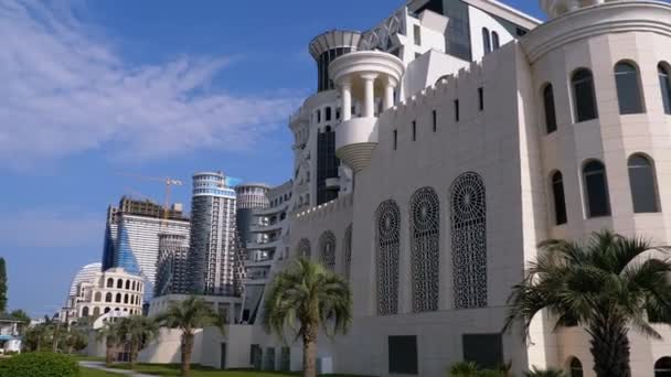 Ξενοδοχείο πέντε αστέρων στο ξενοδοχείο Batumi Embankment δίπλα στην κατασκευή των νέων ουρανοξυστών — Αρχείο Βίντεο