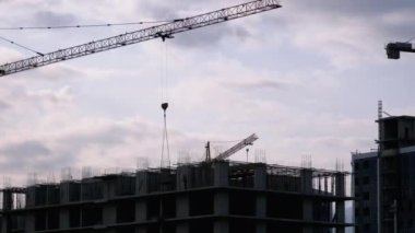 İnşaat Alanı 'ndaki Turna Kulesi Yüksek Binada Yükleme Yapıyor.