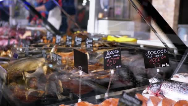 Peixes frescos e defumados com preço As etiquetas estão à venda na janela da loja . — Vídeo de Stock