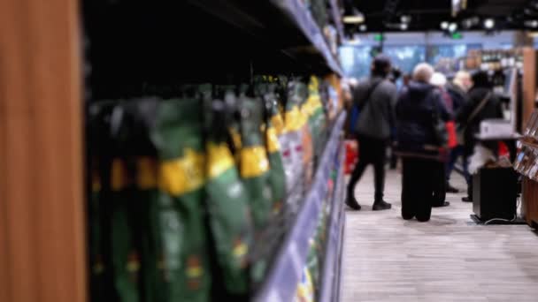 Řádky a police s různým zbožím v supermarketu. Kupující Vyberte si produkt. — Stock video