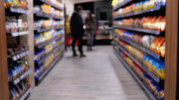Süpermarkette çeşitli ürünlerle sıralar ve raflar. Alıcılar Ürünü Seçer. — Stok video