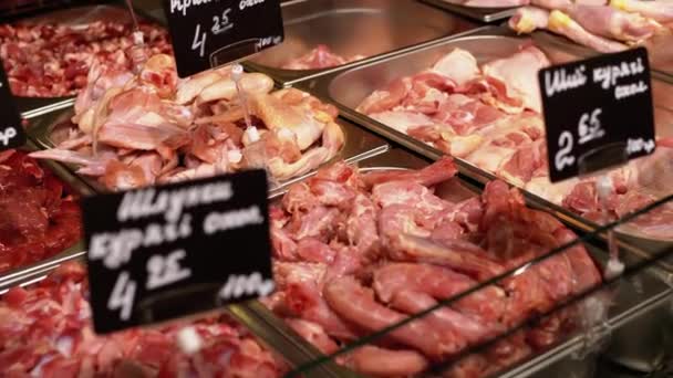 Friss nyers hús árcédulákkal a Showcase a boltban — Stock videók