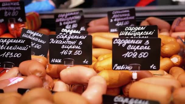 Salsicce con cartellini dei prezzi in vetrina nel negozio. Vendita carni in macelleria — Video Stock
