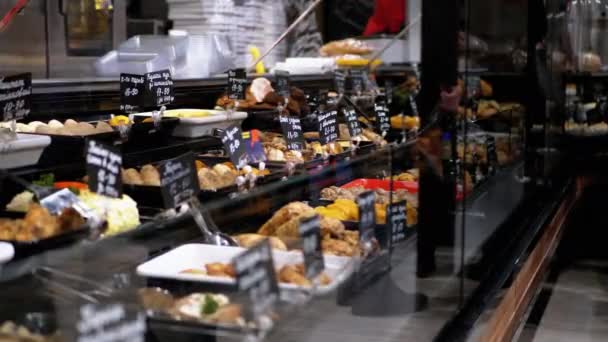 Готовая к употреблению еда с ценниками на витрине магазина в супермаркете — стоковое видео