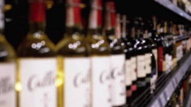 Süpermarkette alkol indirimi. Görüntü Penceresinde Fiyat Etiketli Saflar ve Şişe Şarabı