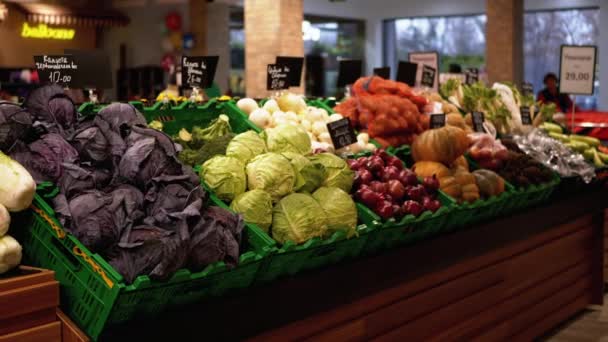 Färska grönsaker med prislappar på butikshyllorna. Kål, lök, potatis, pumpa säljs i butik. — Stockvideo