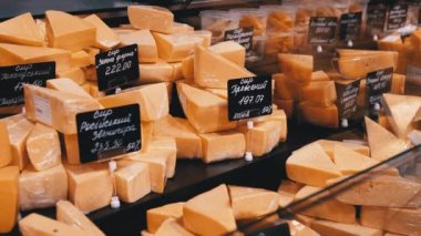 Markette Bir Vitrinde Etiketli Çeşitli Doğranmış Peynir Parçacıkları
