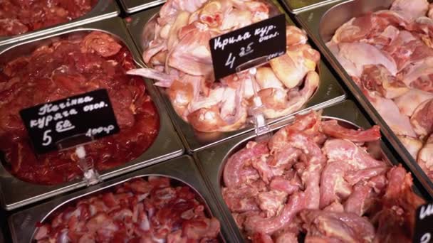 Carne cruda fresca con cartellini dei prezzi in vetrina nel negozio — Video Stock