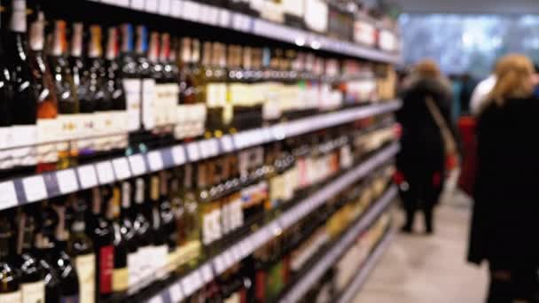 Vente d'alcool au supermarché. Rangées et étagères d'alcool embouteillé dans une fenêtre de magasin — Video