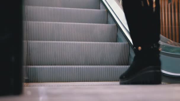 Beine von Menschen, die sich auf einer Rolltreppe im Einkaufszentrum bewegen. Shopper auf Rolltreppe in Einkaufszentrum — Stockvideo