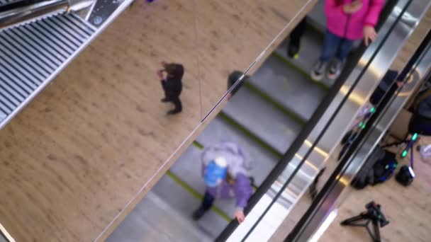 Escada rolante no centro comercial. As pessoas estão descendo a escada rolante . — Vídeo de Stock